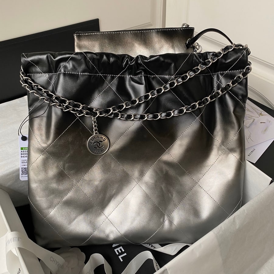 Chanel 22 Medium reference, front view