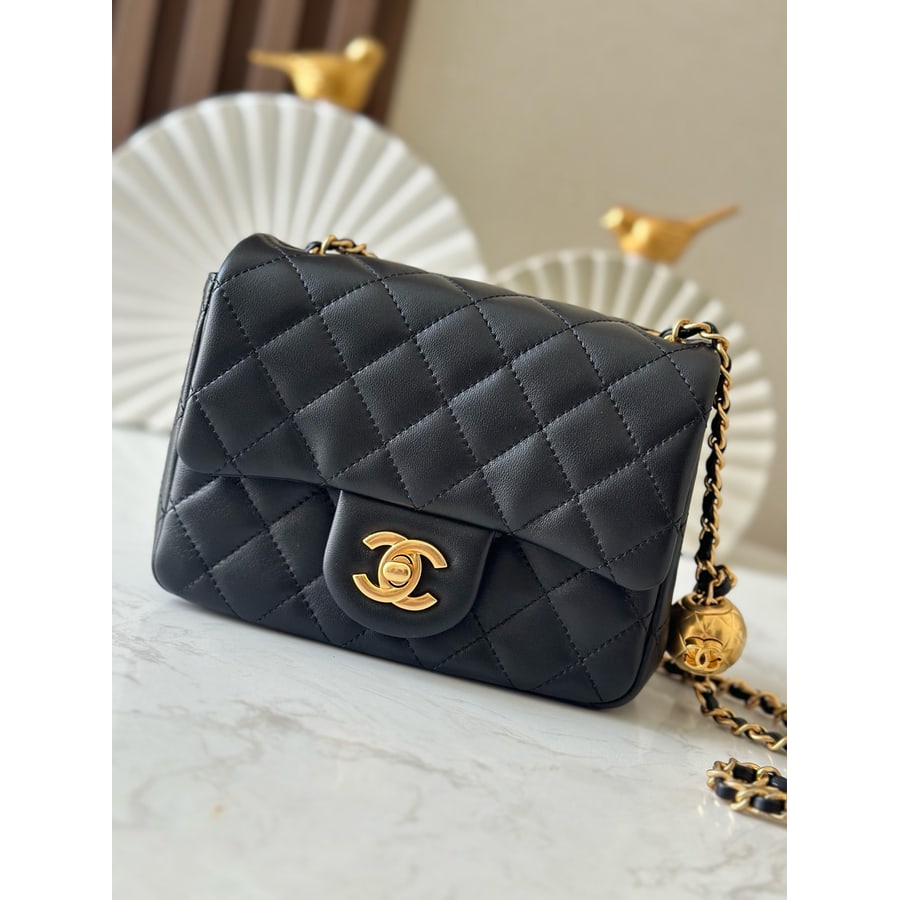 Chanel Classic Flap Medium reference, front view
