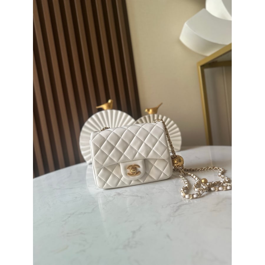 Chanel Classic Flap Medium reference, side view