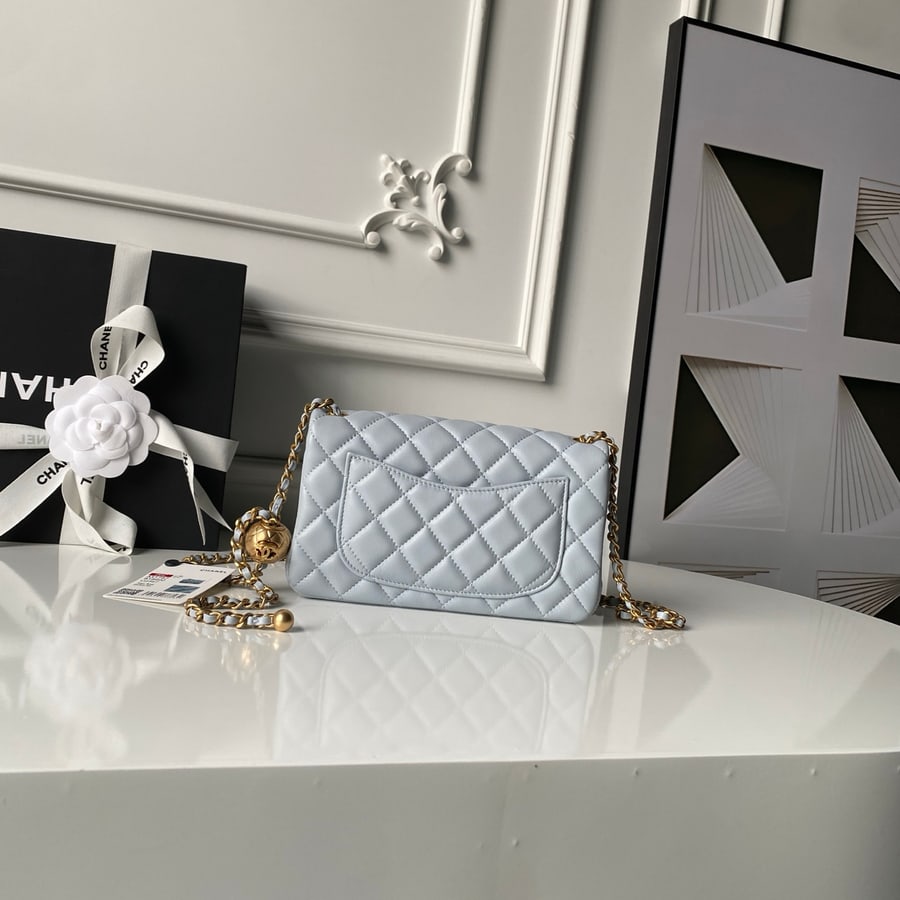 Chanel Classic Flap Medium reference, construction detail